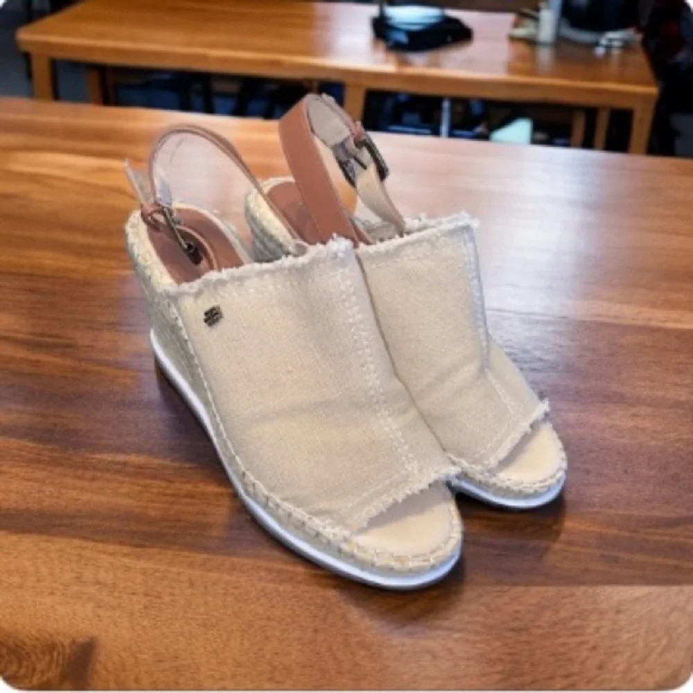 TOMMY HILFIGER size 7 1/2 M